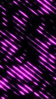 abstrakt mönster av lysande magenta ljus ränder på en mörk bakgrund, skapande en dynamisk trogen effekt video