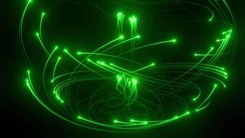 grön ljus spår strömmande i sfärisk mönster på svart bakgrund slinga animerad video