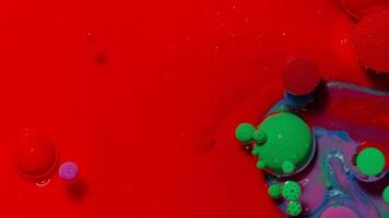 top visie beweging van helder olie bubbels in langzaam beweging. veelkleurig oppervlakte achtergrond. fantastisch universum structuur van kleurrijk in beweging groen bubbels. artistiek beeld van inkt druppels drijvend Aan water video