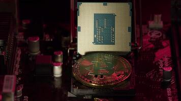 bitcoin BTC och cpu central processor på digital teknologi dator moderkort. begrepp av finansiera handel, ekonomi, kontantlös framtida, crypto valuta brytning, blockchain teknologi, virtuell pengar video