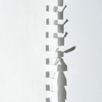 de cerca de Rasgado perforado blanco papel con sombra jugar creando geométrico patrones. foto