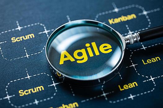 de cerca de un aumentador vaso enfoque en el palabra ágil en un oscuro azul antecedentes con melé Kanban y apoyarse diagramas simbolizando un detallado análisis de ágil metodologias en un negocio ambiente foto