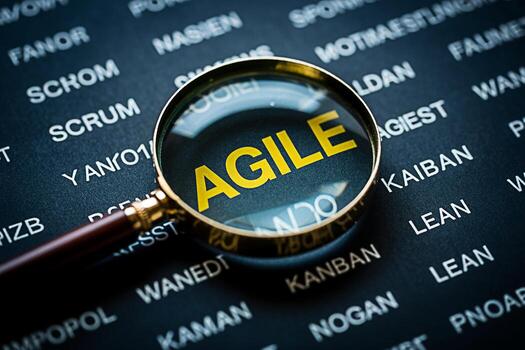de cerca de un aumentador vaso enfoque en el palabra ágil en medio de un antecedentes de software desarrollo condiciones simbolizando un enfocado y eficiente Acercarse a proyecto administración y innovador soluciones foto