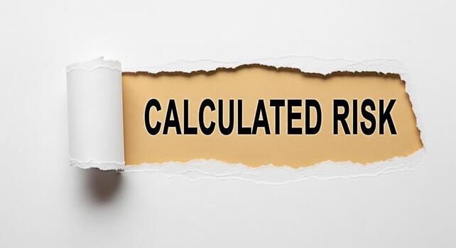 Rasgado blanco papel revelador el palabras calculado riesgo en un bronceado antecedentes simbolizando estratégico Toma de decisiones y un considerado Acercarse a retos en un negocio ambiente transporte un sentido de oportunidad foto