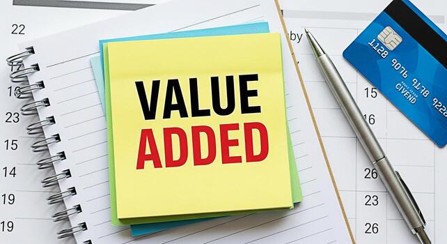 de cerca de un amarillo pegajoso Nota mostrando valor adicional en un calendario con un bolígrafo y crédito tarjeta representando financiero planificación y negocio crecimiento en un estructurado y organizado ambiente foto