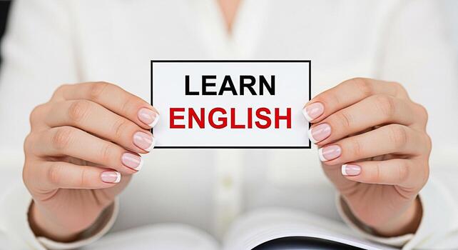 mujer participación un tarjeta con el texto aprender Inglés en un brillante neutral ajuste simbolizando el concepto de idioma adquisición y educativo oportunidades para personal y profesional desarrollo foto