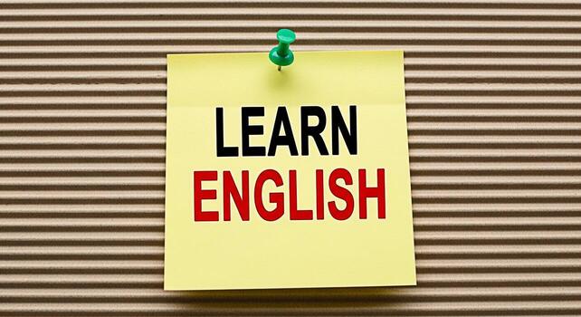 brillante amarillo pegajoso Nota mostrando aprender Inglés clavado a un acanalado cartulina antecedentes simbolizando el importancia de idioma educación y el motivación a adquirir nuevo habilidades para personal un foto