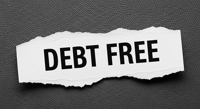 Rasgado pedazo de papel mostrando deuda gratis en un texturizado negro antecedentes simbolizando financiero libertad y alivio desde deuda creando un sentido de esperanza y un positivo panorama para el futuro foto