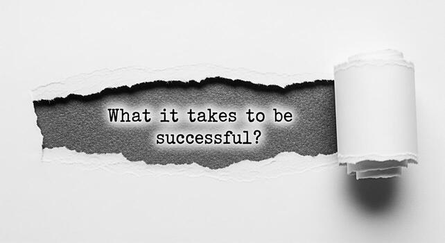 Rasgado papel revelador el pregunta qué eso toma a ser exitoso en un texturizado gris zona simbolizando el buscar para respuestas y el viaje hacia logro en un minimalista monocromo ajuste foto