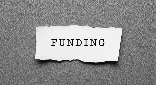 Rasgado papel chatarra mostrando el palabra fondos en un texturizado gris antecedentes representando financiero apoyo inversión oportunidades y el búsqueda de capital para negocio crecimiento y proyecto desarrollo foto