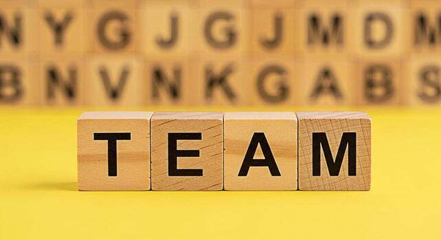 de madera bloques ortografía equipo en un vibrante amarillo superficie simbolizando colaboración y unidad en un brillante y optimista ajuste representando trabajo en equipo cooperación y compartido éxito en negocio y comunicación foto