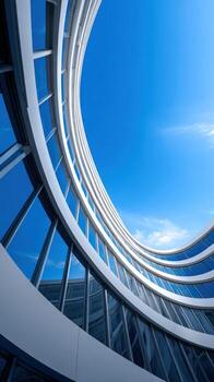 moderno arquitectura vitrinas curvo diseño en contra claro cielo foto