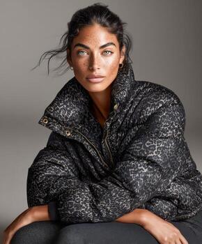 sorprendentes alta moda editorial presentando un modelo en un leopardo impresión chaqueta foto