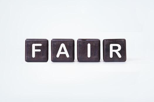 cuatro bloques monitor el letras F, a, i, y r en un limpiar acuerdo. el atención es en el significado de el palabra en promoviendo igualdad y justicia foto