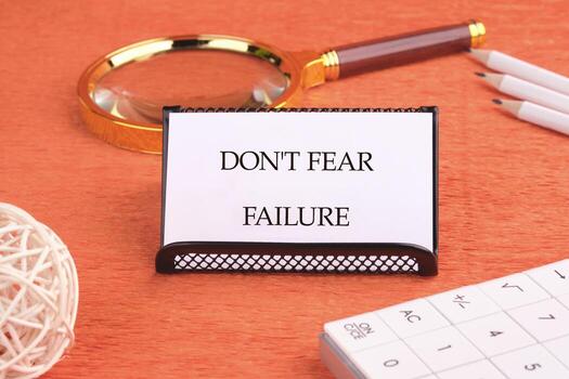 concepto texto hacer no temor fracaso escrito en un negocio tarjeta en un negro estar en frente de un naranja antecedentes foto