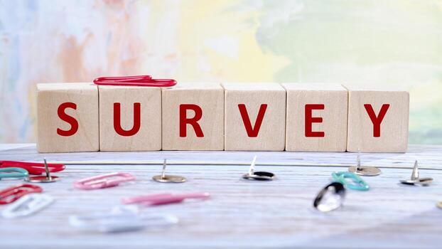 brillantemente de colores papel clips y chinchetas son metido alrededor de madera bloques ese deletrear fuera el palabra encuesta, agregando un juguetón toque a un creativo espacio de trabajo lleno con vibrante antecedentes foto