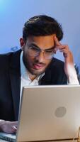 gereizt müde indisch Geschäft Mann während Arbeiten auf Laptop unerwartet online Webseite Problem, Computer Virus Daten Verlust durch hacken. Freiberufler Gefühl wütend Über gebrochen Notizbuch beim Büro Arbeitsplatz video