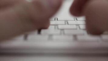 uma pessoa digitando em uma teclado video