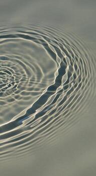 resumen ondas de ligero y sombra bailando en un calma agua superficie creando un fascinante circular modelo foto