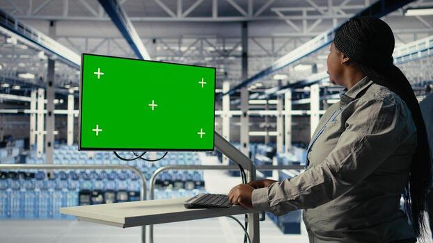 software desarrollador en servidor cubo utilizando croma llave puesto de trabajo a escanear equipo para asuntos. africano americano mujer en datos centrar usos aislado pantalla ordenador personal a hacer copias de seguridad, cámara un foto
