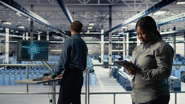 equipo de datos centrar técnicos cheques ai tablero utilizando ordenador portátil durante sistemas revisar. trabajo en equipo servidor cubo colegas prueba artificial inteligencia herramientas en computadora portátil, cámara un foto