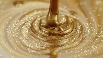 lyxig gyllene glitter flytande häller virvla runt skimrande metallisk måla ström skapande abstrakt textur för festlig och elegant bakgrunder video