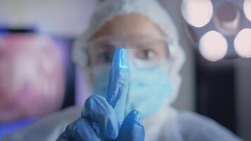 de läkare analyser de covid-19 virus använder sig av ett förändrad verklighet holografiska visa den där interagerar i en virtuell gränssnitt. video