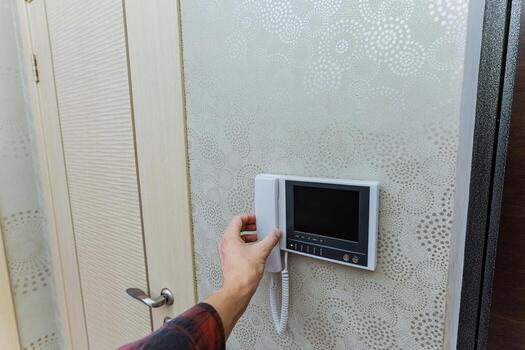 intercomunicador pantalla cerca puerta, casual seguridad supervisión con sin contacto acceso sistema a hogar foto