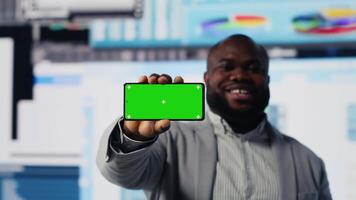 afrikansk amerikan ledare granskning attrapp skärm med data insikt för företag utveckling, omgiven förbi fintech diagram och kpi projektioner. finansiell prestanda och beslut tillverkning. kamera b. video