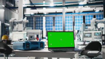 krom nyckel visa på läsplatta i solceller anläggning Begagnade för sol- paneler, övervaka prestanda metrik och produktion linje. tömma industriell fabrik för hög tech maskineri. video