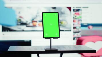 krom nyckel läsplatta och uppkopplad instrumentbräda presenter trender underhållning videoklipp. isolerat skärm enhet i främre av visualisering av strömning teknologi stödjande omedelbar media delning video