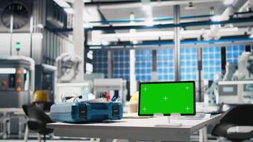 tömma skrivbord och arbetsyta med säkerhet glasögon och pc visa uppstart i en sol- energi anläggningen, var robot vapen effektivisera de solceller panel hopsättning bearbeta. prestanda metrik. video