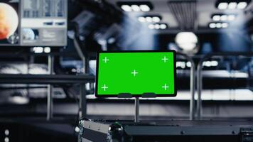 krom nyckel läsplatta i orbital station omgiven förbi hög tech redskap spårning telemetri programvara. isolerat skärm enhet möjliggör verklig tid uppdrag kontrollera och rymdskepp status uppdateringar video