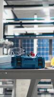 vertikal tömma teknik arbetsyta i en hög tech sol- paneler fabrik, terar robot vapen, säkerhet redskap och pc monitorer visning solceller metrik för förnybar energi produktion linje. video