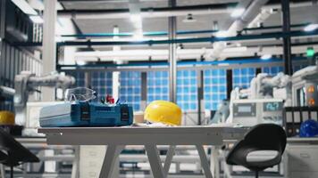 tömma teknik arbetsyta i en hög tech sol- paneler fabrik, terar robot vapen, säkerhet redskap och pc monitorer visning solceller metrik för förnybar energi produktion linje. video