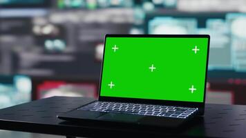 esvaziar cena com verde tela em computador portátil vitrines quantum ameaça em a Sombrio rede, espaço para uma cyber crime com sistema sobrepor e identidade roubo. rachaduras senhas para roubar dados. Câmera uma. video