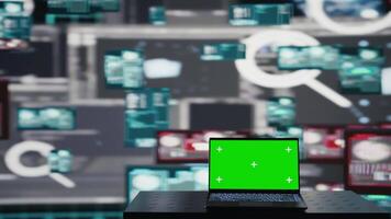 esvaziar cena com verde tela em computador portátil vitrines quantum ameaça em a Sombrio rede, espaço para uma cyber crime com sistema sobrepor e identidade roubo. rachaduras senhas para roubar dados. Câmera b. video