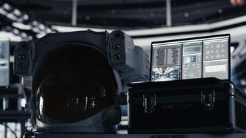 bärbar dator inuti hög tech rymdskepp cockpit visning fördärvar planet yta analyser. anteckningsbok i bana station visar prestanda instrumentbräda under kosmisk resa till röd planet video