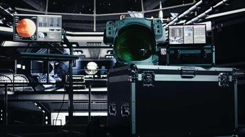 storing indicator knippert in ruimteschip over- astronaut helm De volgende naar laptop tonen prestatie statistieken gedurende kosmisch vlucht. Gevaar alarm knippert over- kosmonaut uitrusting in ruimteschip video