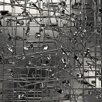 intrincado resumen escultura presentando entrelazados metálico varillas y reflexivo elementos creando un complejo red de líneas y formas foto