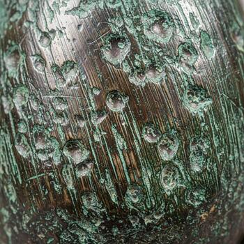 cerca arriba resumen ver de texturizado verde y marrón superficie con circular patrones y lineal estriaciones foto