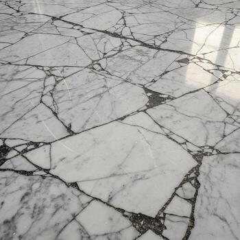 cerca arriba ver de un blanco mármol piso con intrincado negro veteado creando un único agrietado modelo y reflexivo superficie foto