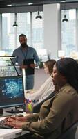 verticale ordinateur scientifique dans Commencez Bureau révision ai système métrique, surveillance performance tableaux de bord. africain américain femme réglage neural réseaux en utilisant outils sur ordinateur personnel, caméra une video