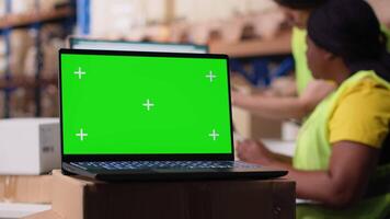 logistik anställd organisering paket nära isolerat attrapp på dator, införing beställa spårning verktyg och märkning system. personal medlem analyserar företag lager instrumentpaneler. kamera b. video