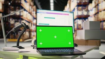 tömma lager depå löpning grön skärm på dator visa, hantering beställa bearbetning och frakt e-handel frakt Produkter. lagring rum med industriell kuggstänger och hyllor. video