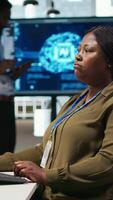 verticale femmina Admin utilizzando ai neurale reti Tech su computer per ottimizzare prestazione e previsione questioni. donna nel ufficio formazione artificiale intelligenza in profondità apprendimento Modelli utilizzando pc, telecamera un' video