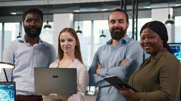 porträtt av Lycklig lagarbete ingenjörer skrivning koda, utvecklande maskin inlärning apis. team av leende den experter felsökning programvara fel använder sig av artificiell intelligens, kamera en video