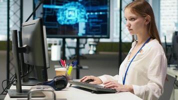 júnior desenvolvedor otimizando desempenho usando ai llm chatbot recomendações. jovem mulher usa artificial inteligência assistente para converter manual fluxos de trabalho para dentro automatizado roteiros, Câmera uma video