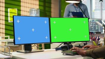 técnico utilizando verde pantalla ordenador personal a código ai algoritmos depuración software cuestiones y mejorando sistema estabilidad. eso especialista en tecnología puesta en marcha oficina utilizando Bosquejo computadora, cámara un video