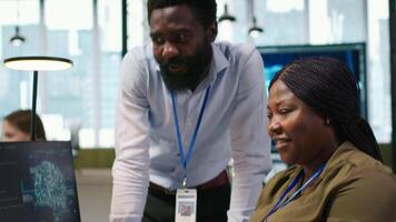 contento ingegneri godendo divertente conversazione a scrivania mentre utilizzando ai su computer per ottimizzare prestazione. allegro colleghi nel ufficio chattare, formazione in profondità apprendimento Modelli utilizzando pc, telecamera un' video